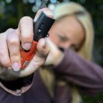 Mulheres podem comprar e usar spray de pimenta para defesa pessoal 