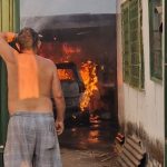 Incêndio destrói veículo e atinge garagem de residência no Centro de Uruaçu